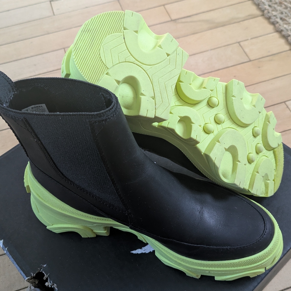 Sorel Woman Black and Neon Yellow Boots